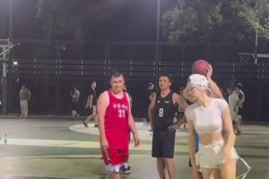 上海徐家汇篮球公园，外国美女秀三分球，又美又能打！